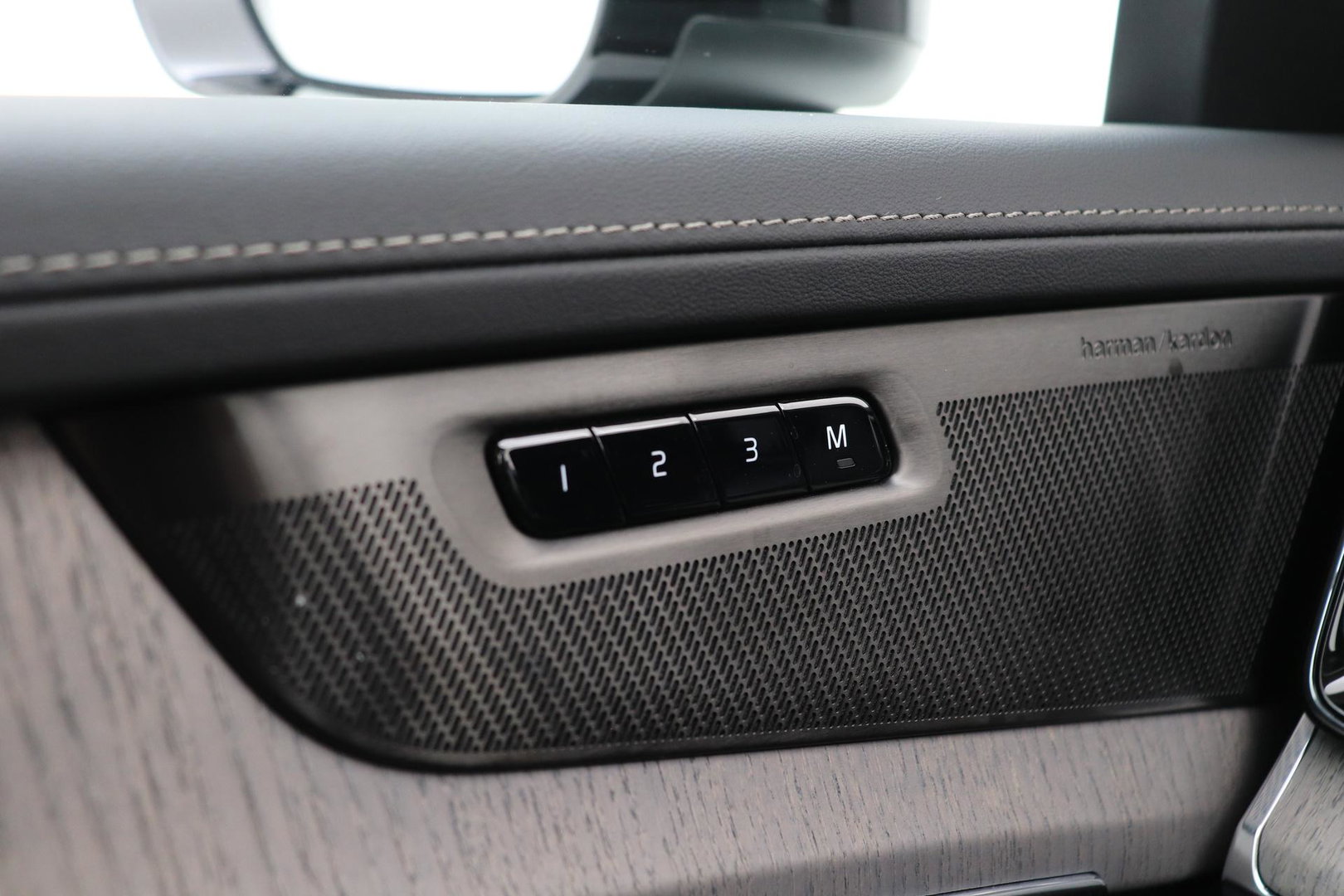 Volvo XC90 2.0 T8 Plug-in hybrid AWD Ultra Dark | FACELIFT | ACC | Stoelventilatie | Luchtvering | Trekhaak | 360° Camera