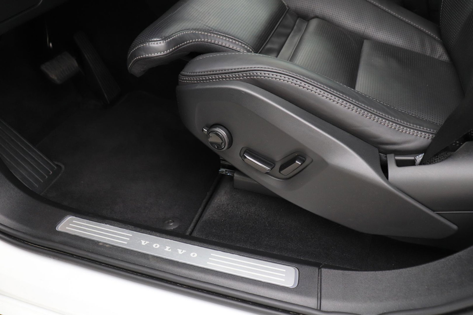 Volvo XC90 2.0 T8 Plug-in hybrid AWD Ultra Dark | FACELIFT | ACC | Stoelventilatie | Luchtvering | Trekhaak | 360° Camera