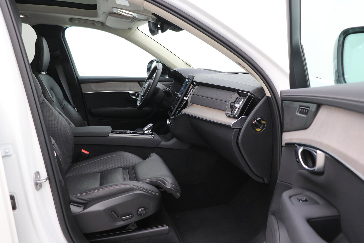 Volvo XC90 2.0 T8 Plug-in hybrid AWD Ultra Dark | FACELIFT | ACC | Stoelventilatie | Luchtvering | Trekhaak | 360° Camera