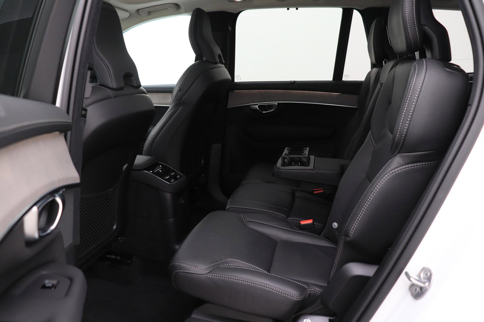 Volvo XC90 2.0 T8 Plug-in hybrid AWD Ultra Dark | FACELIFT | ACC | Stoelventilatie | Luchtvering | Trekhaak | 360° Camera