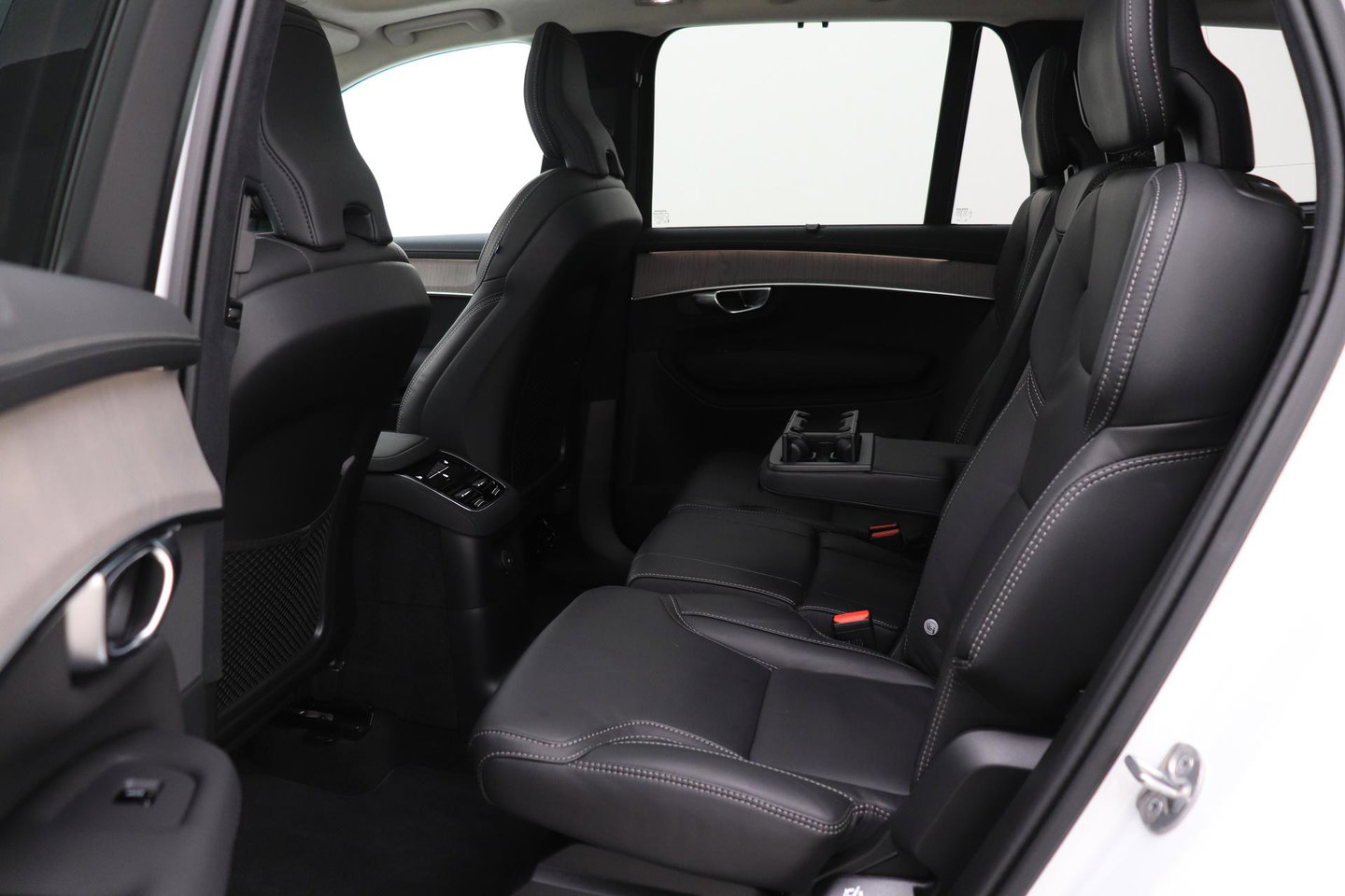 Volvo XC90 2.0 T8 Plug-in hybrid AWD Ultra Dark | FACELIFT | ACC | Stoelventilatie | Luchtvering | Trekhaak | 360° Camera