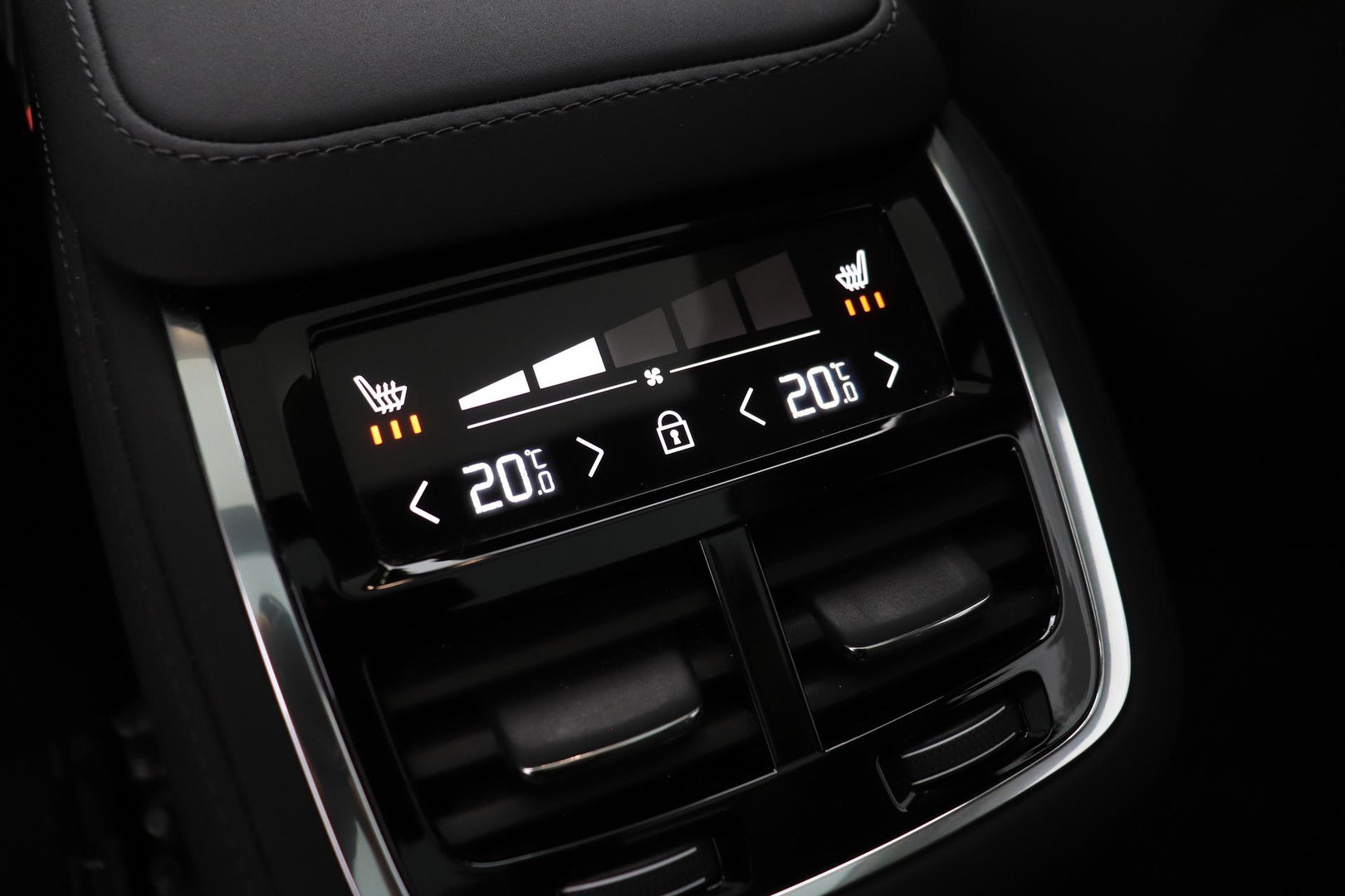 Volvo XC90 2.0 T8 Plug-in hybrid AWD Ultra Dark | FACELIFT | ACC | Stoelventilatie | Luchtvering | Trekhaak | 360° Camera