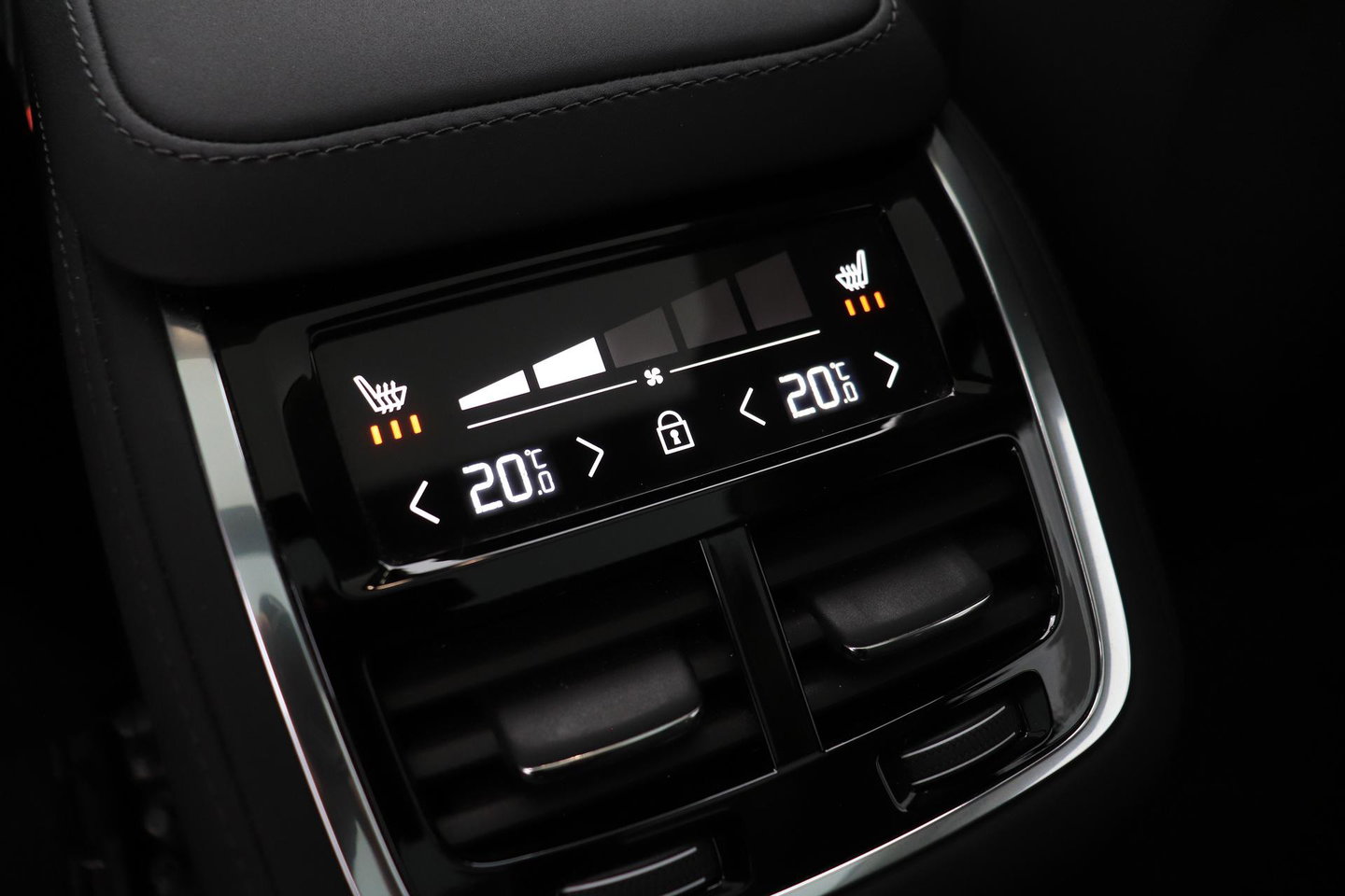 Volvo XC90 2.0 T8 Plug-in hybrid AWD Ultra Dark | FACELIFT | ACC | Stoelventilatie | Luchtvering | Trekhaak | 360° Camera