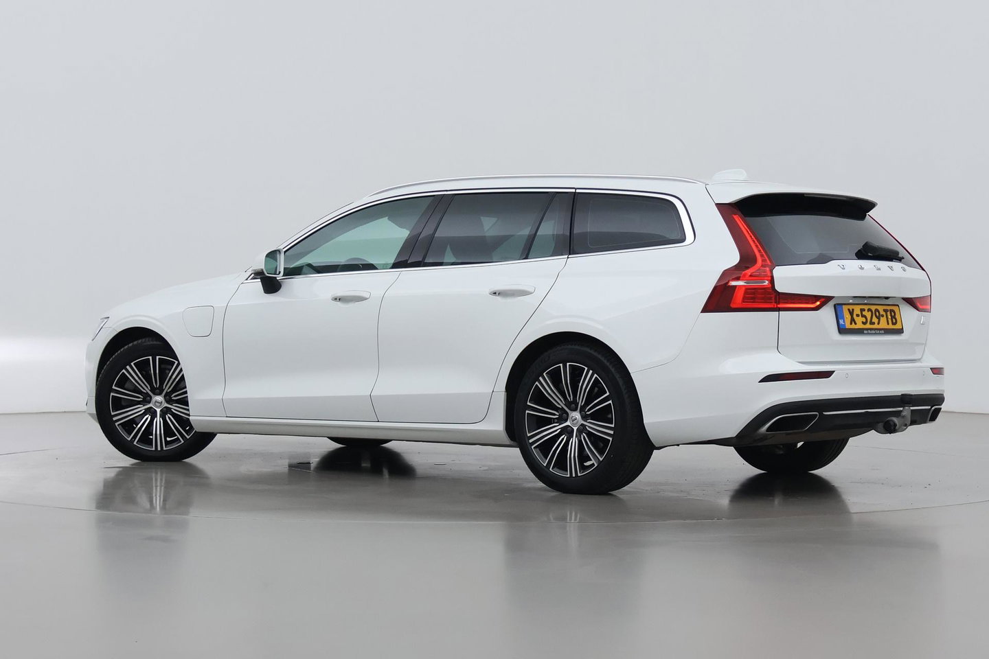 Volvo V60 T6 Recharge Inscription | Trekhaak | Stoel+Stuurverwarming | Camera | Keyless | 18 Inch