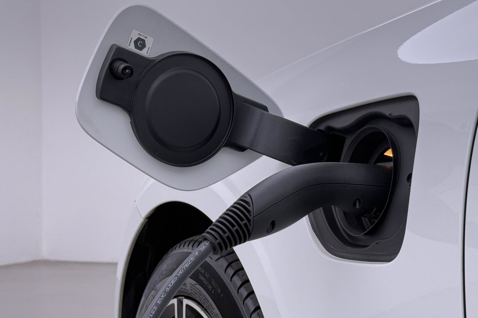 Volvo V60 T6 Recharge Inscription | Trekhaak | Stoel+Stuurverwarming | Camera | Keyless | 18 Inch