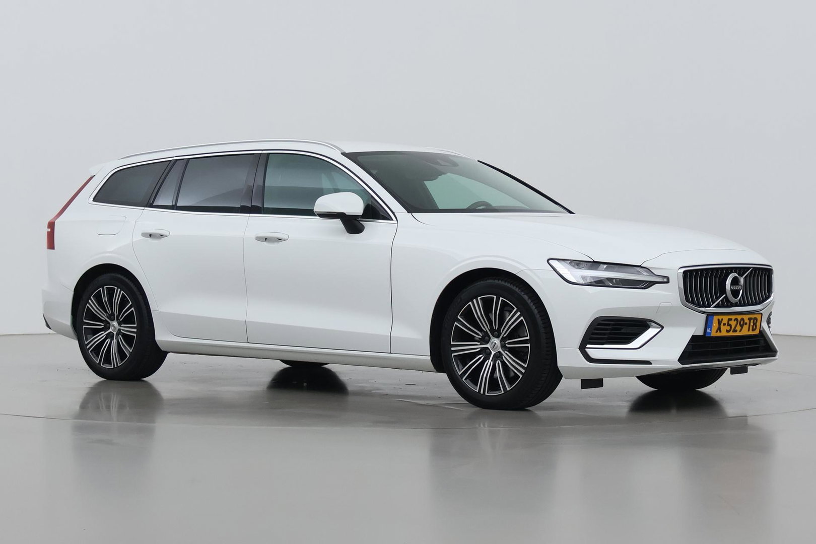 Volvo V60 T6 Recharge Inscription | Trekhaak | Stoel+Stuurverwarming | Camera | Keyless | 18 Inch