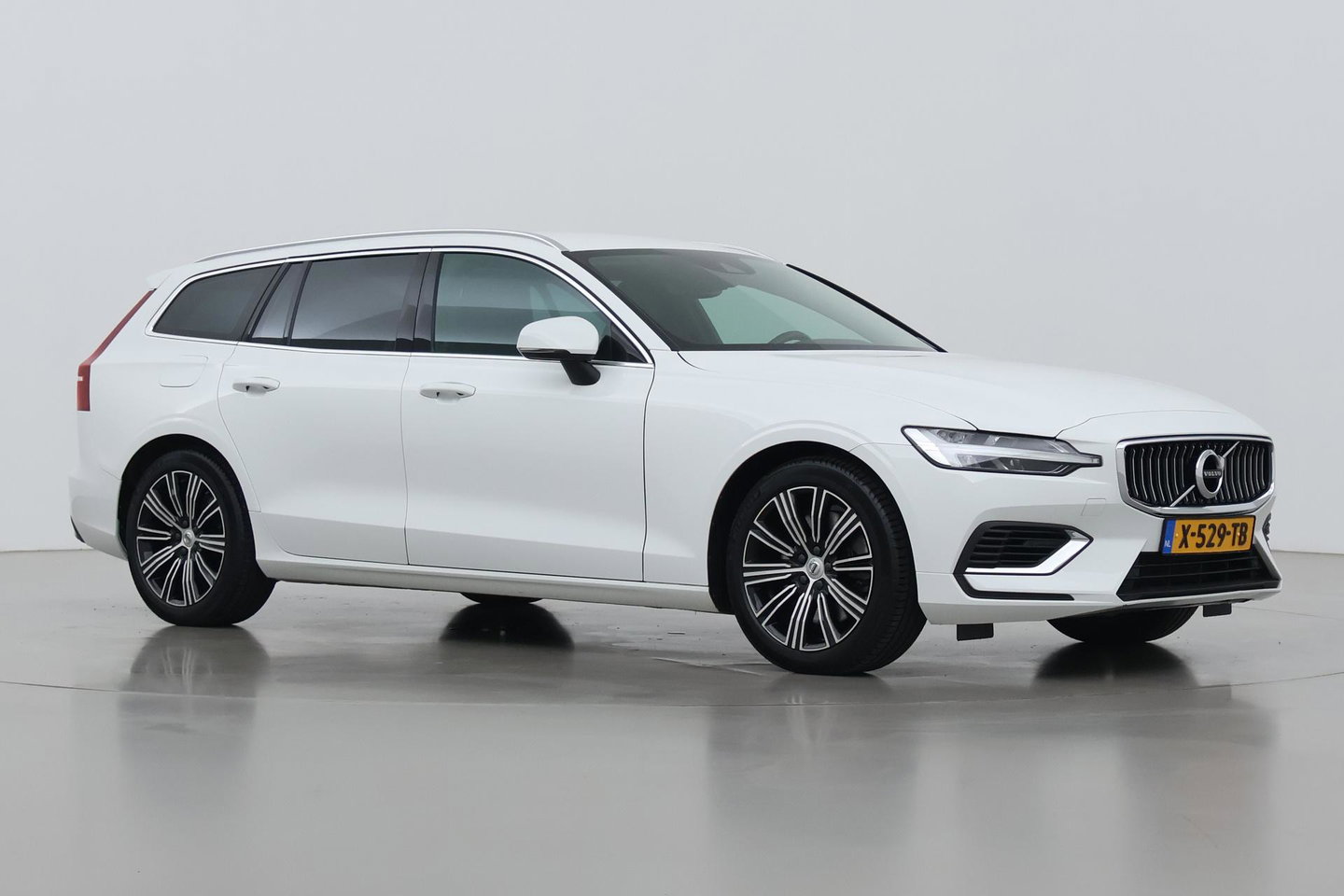 Volvo V60 T6 Recharge Inscription | Trekhaak | Stoel+Stuurverwarming | Camera | Keyless | 18 Inch