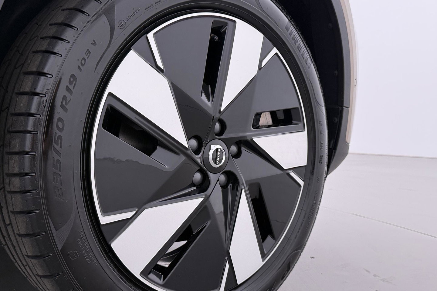 Volvo EX40 Twin Motor Plus 82 kWh | ACC | Harman/Kardon | 360° Camera | Stoel+Stuurverwarming | Keyless