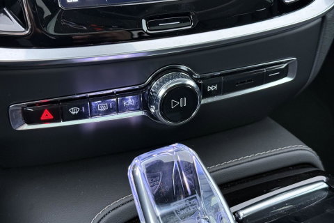 Volvo V60 T8 Plug-in hybrid Plus Bright | ACC | Panoramadak | 360° Camera | Head-Up | Harman/Kardon | Stoelventilatie | Keyless | 19 Inch