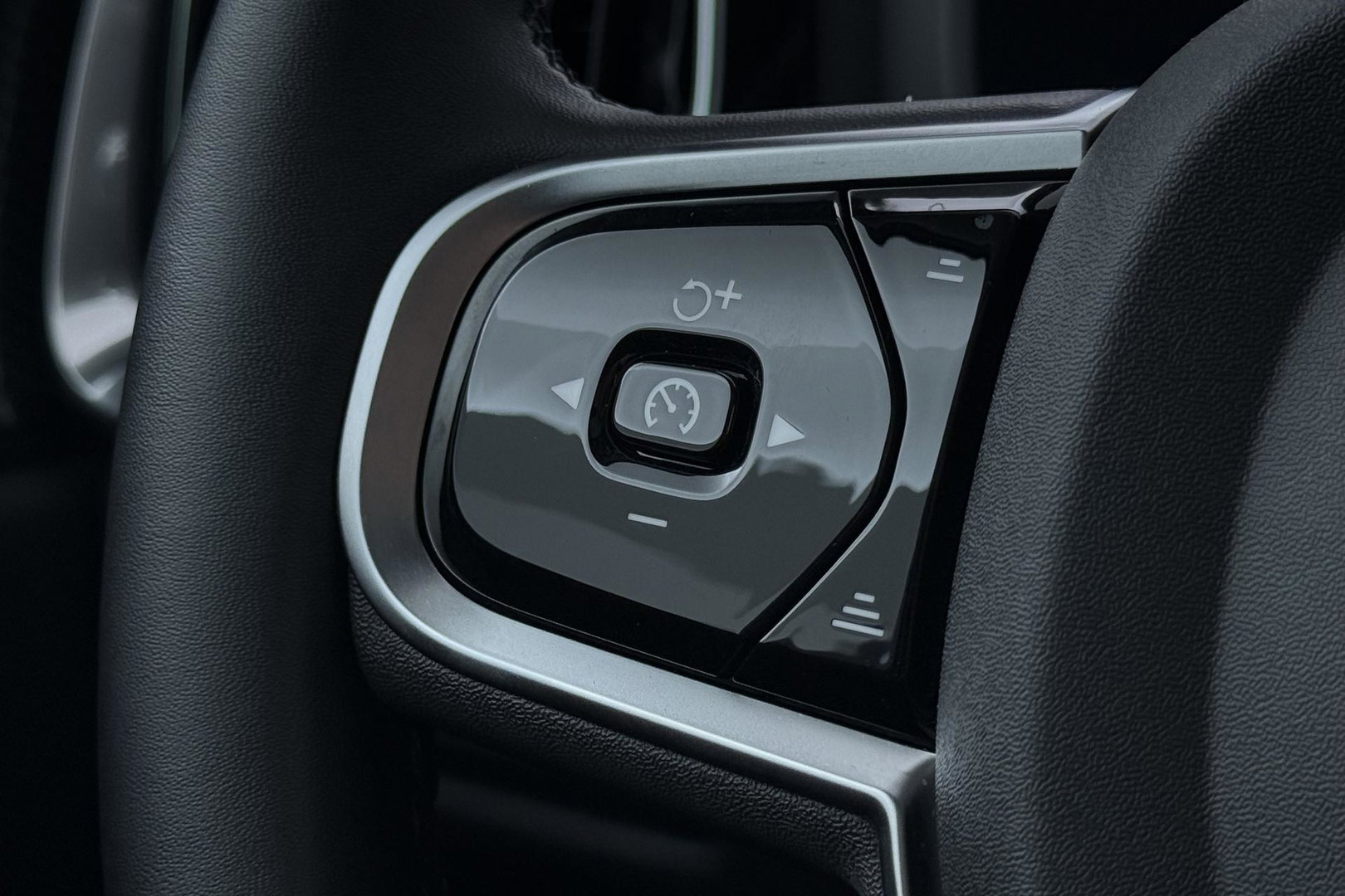 Volvo V60 T8 Plug-in hybrid Plus Bright | ACC | Panoramadak | 360° Camera | Head-Up | Harman/Kardon | Stoelventilatie | Keyless | 19 Inch