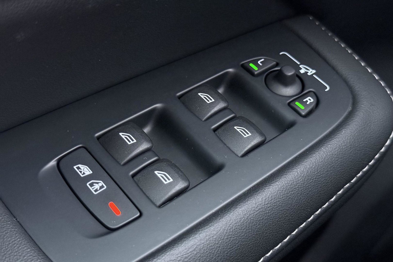 Volvo V60 T8 Plug-in hybrid Plus Bright | ACC | Panoramadak | 360° Camera | Head-Up | Harman/Kardon | Stoelventilatie | Keyless | 19 Inch