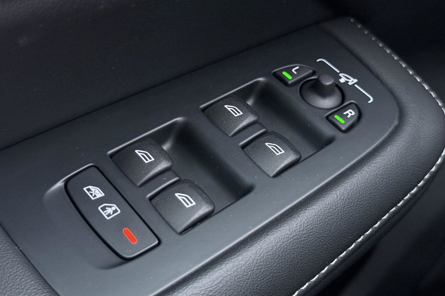 Volvo V60 T8 Plug-in hybrid Plus Bright | ACC | Panoramadak | 360° Camera | Head-Up | Harman/Kardon | Stoelventilatie | Keyless | 19 Inch
