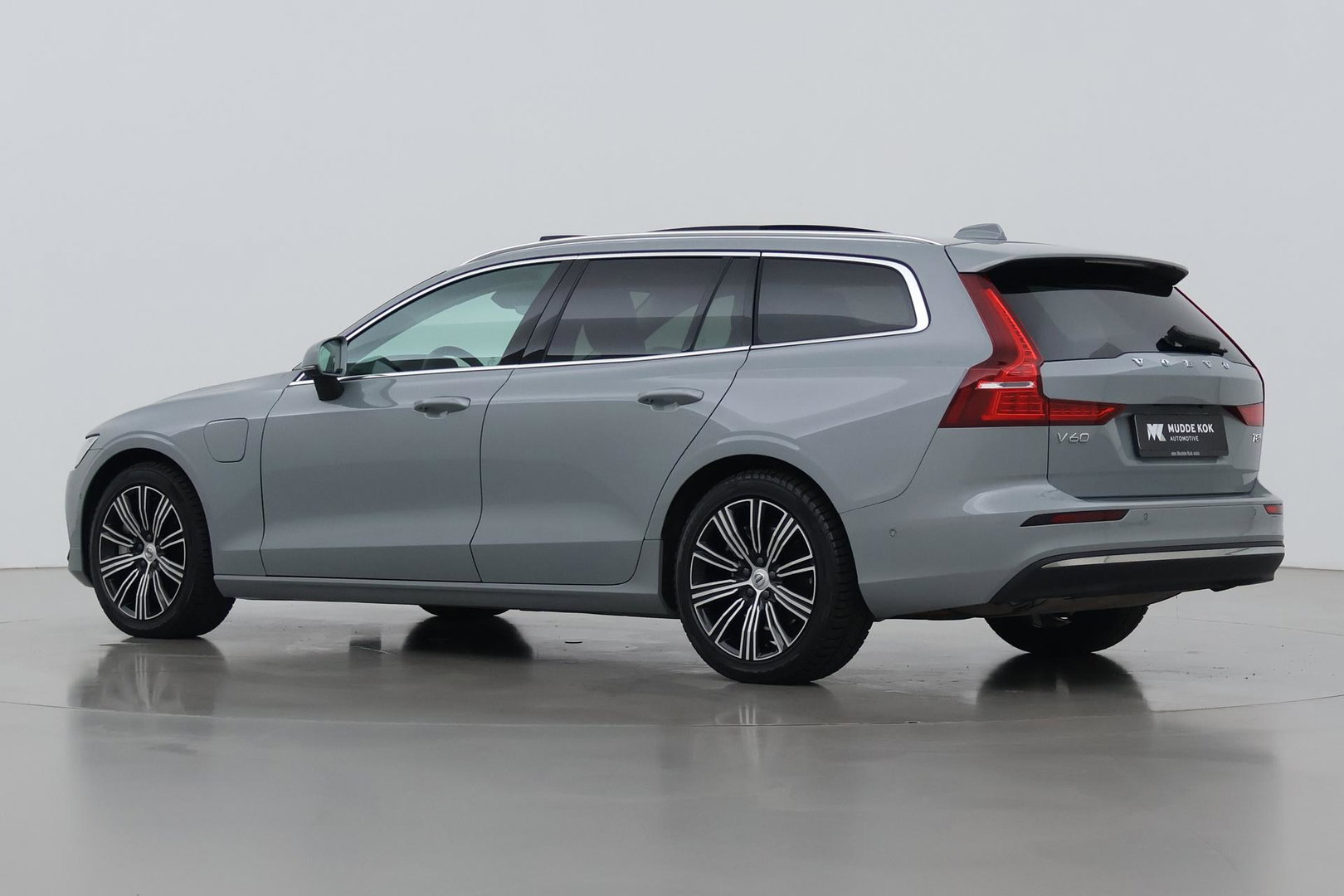 Volvo V60 T8 Plug-in hybrid Plus Bright | ACC | Panoramadak | 360° Camera | Head-Up | Harman/Kardon | Stoelventilatie | Keyless | 19 Inch