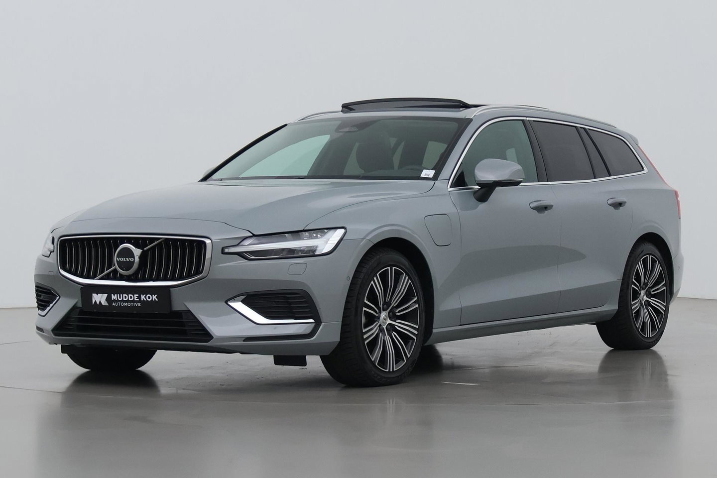 Volvo V60 T8 Plug-in hybrid Plus Bright | ACC | Panoramadak | 360° Camera | Head-Up | Harman/Kardon | Stoelventilatie | Keyless | 19 Inch