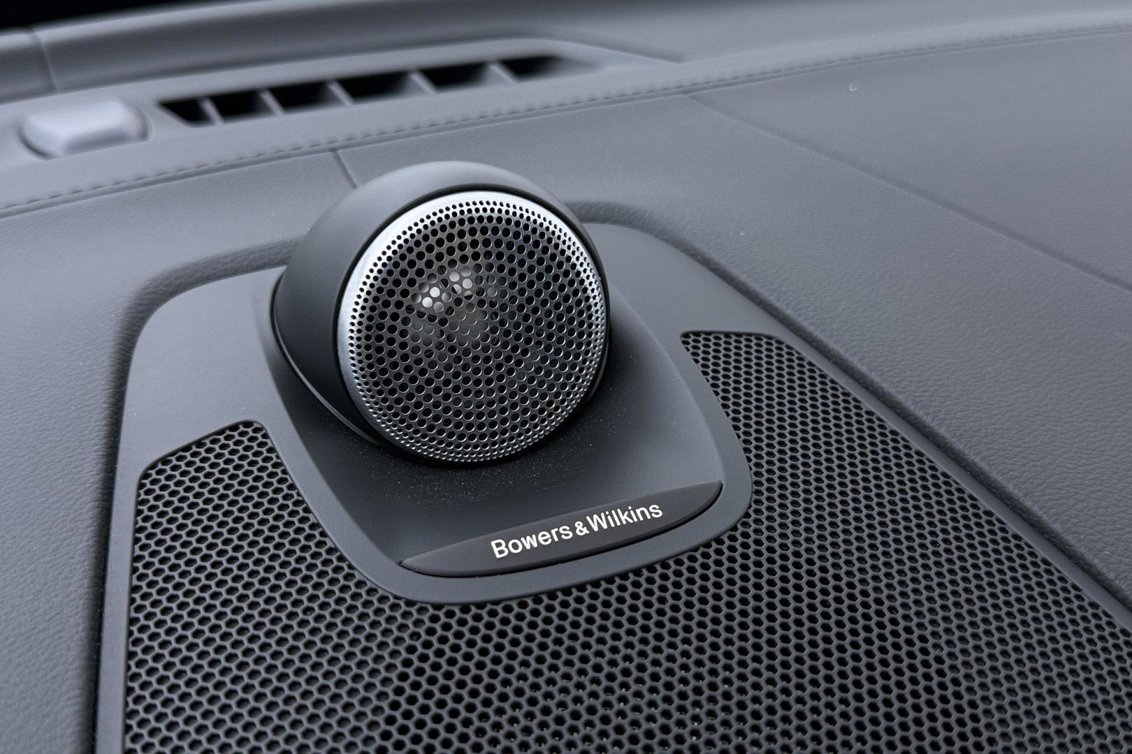 Volvo XC60 T6 Plug-in hybrid Ultra Black Edition | Luchtvering | Bowers&Wilkins | Massage | Head-Up | 360° Camera