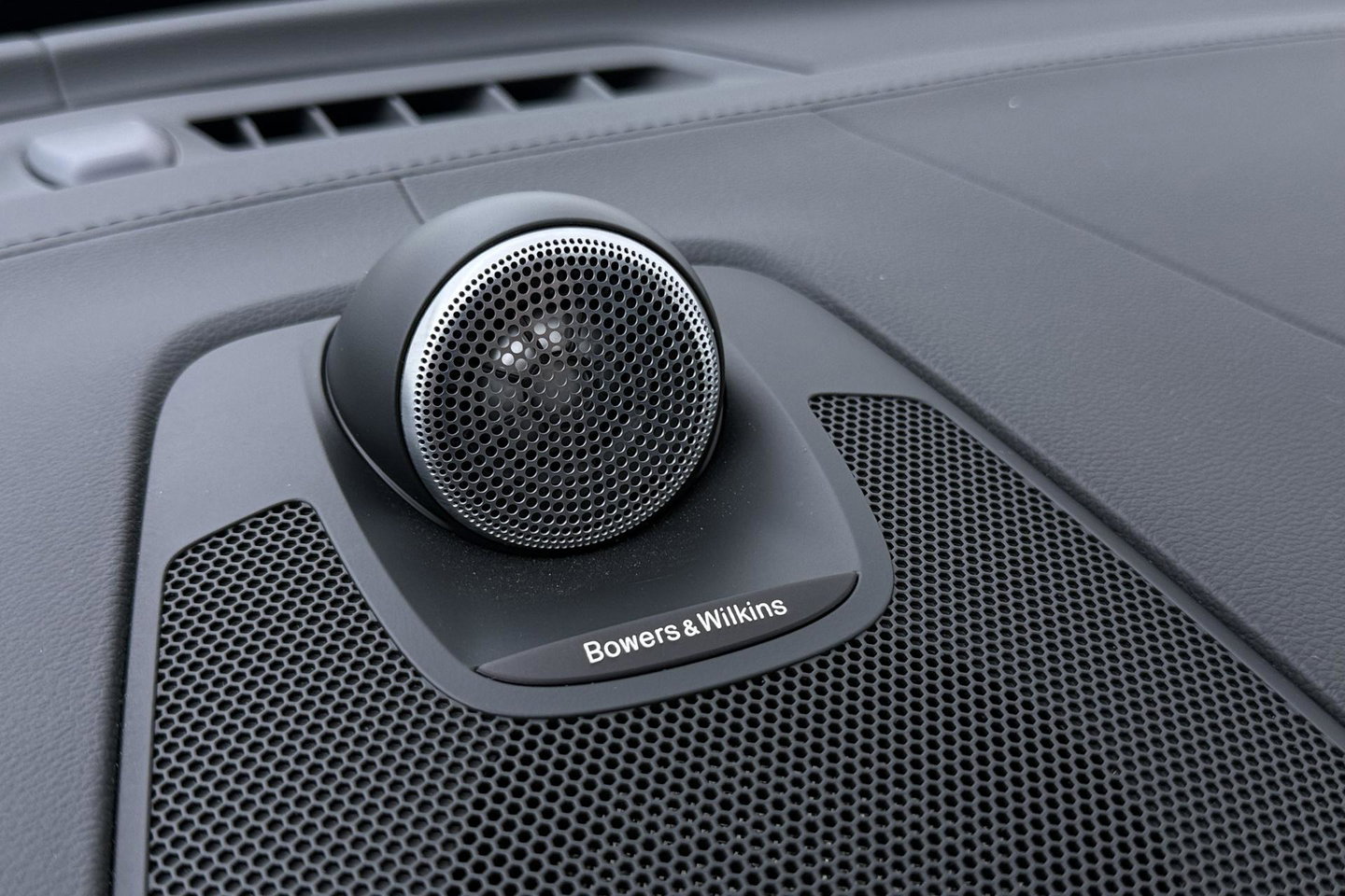 Volvo XC60 T6 Plug-in hybrid Ultra Black Edition | Luchtvering | Bowers&Wilkins | Massage | Head-Up | 360° Camera