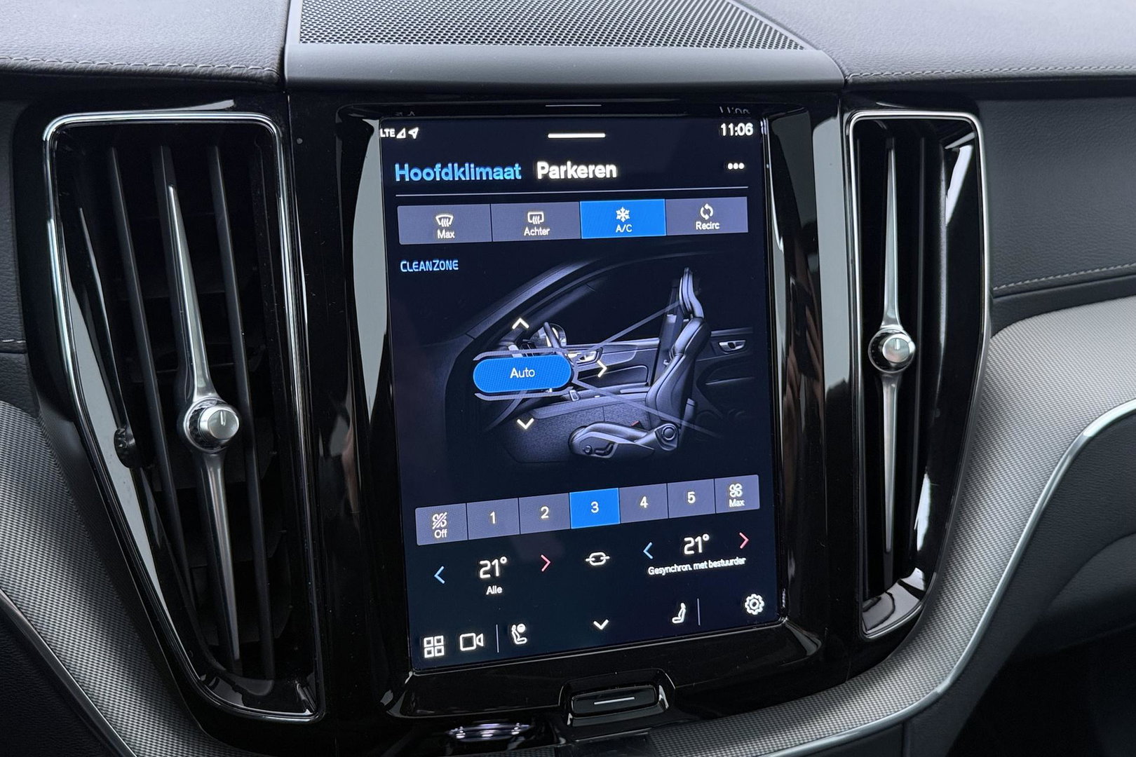 Volvo XC60 T6 Plug-in hybrid Ultra Black Edition | Luchtvering | Bowers&Wilkins | Massage | Head-Up | 360° Camera