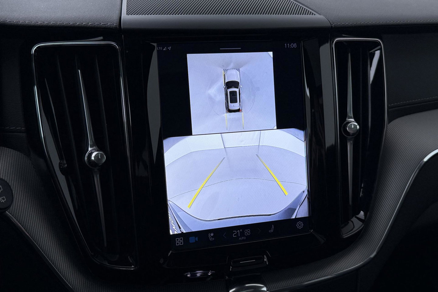 Volvo XC60 T6 Plug-in hybrid Ultra Black Edition | Luchtvering | Bowers&Wilkins | Massage | Head-Up | 360° Camera