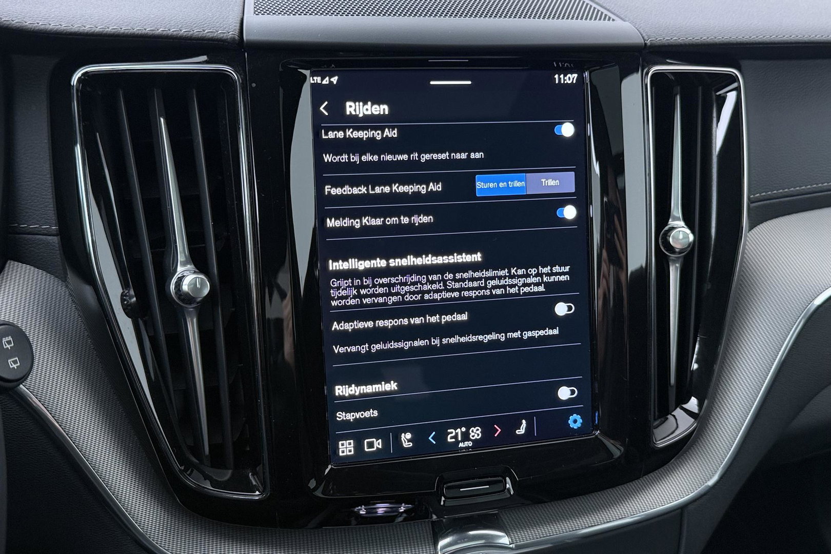 Volvo XC60 T6 Plug-in hybrid Ultra Black Edition | Luchtvering | Bowers&Wilkins | Massage | Head-Up | 360° Camera
