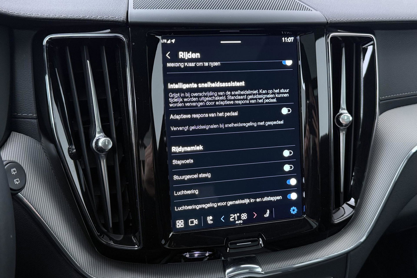 Volvo XC60 T6 Plug-in hybrid Ultra Black Edition | Luchtvering | Bowers&Wilkins | Massage | Head-Up | 360° Camera