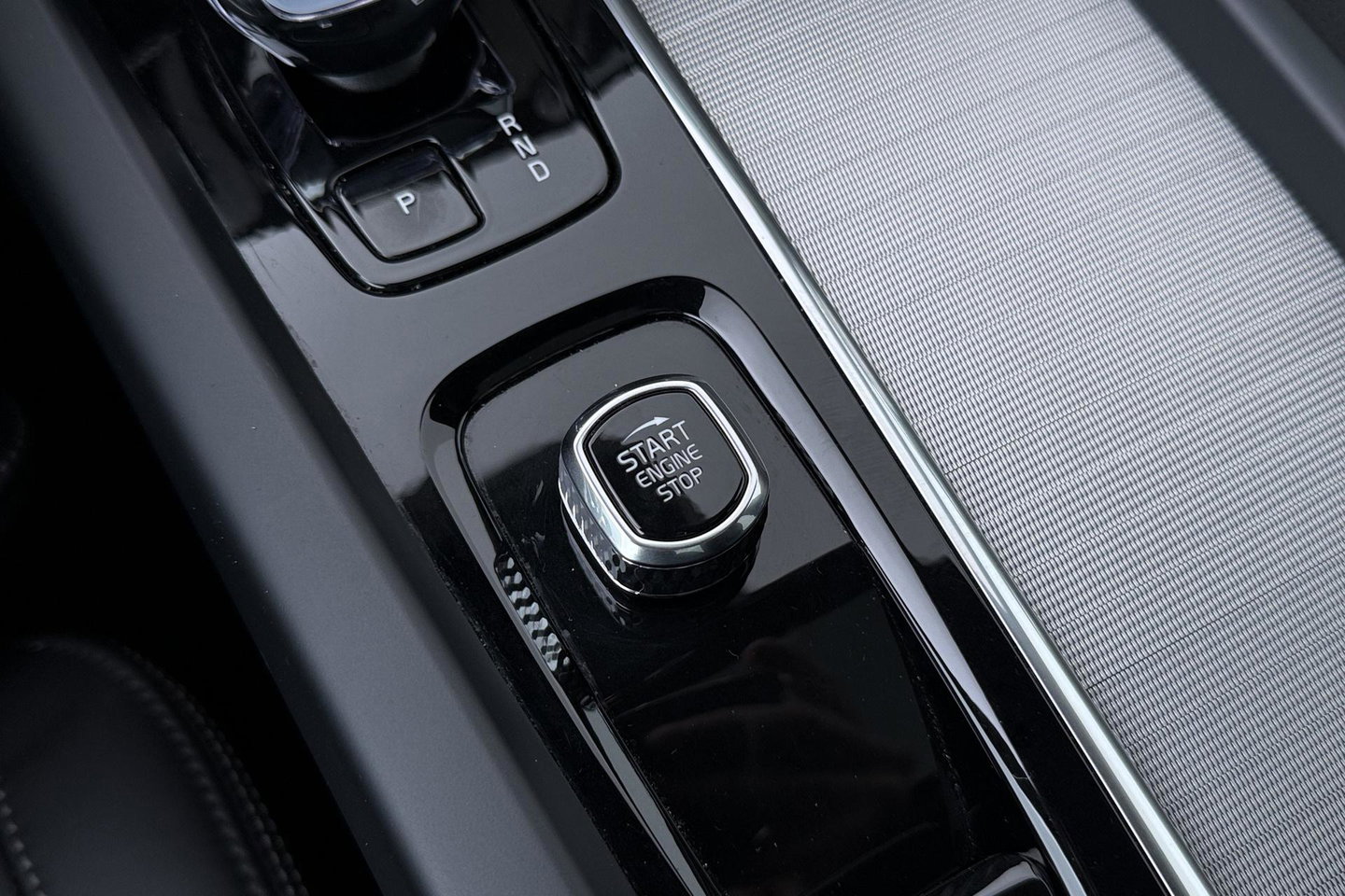Volvo XC60 T6 Plug-in hybrid Ultra Black Edition | Luchtvering | Bowers&Wilkins | Massage | Head-Up | 360° Camera