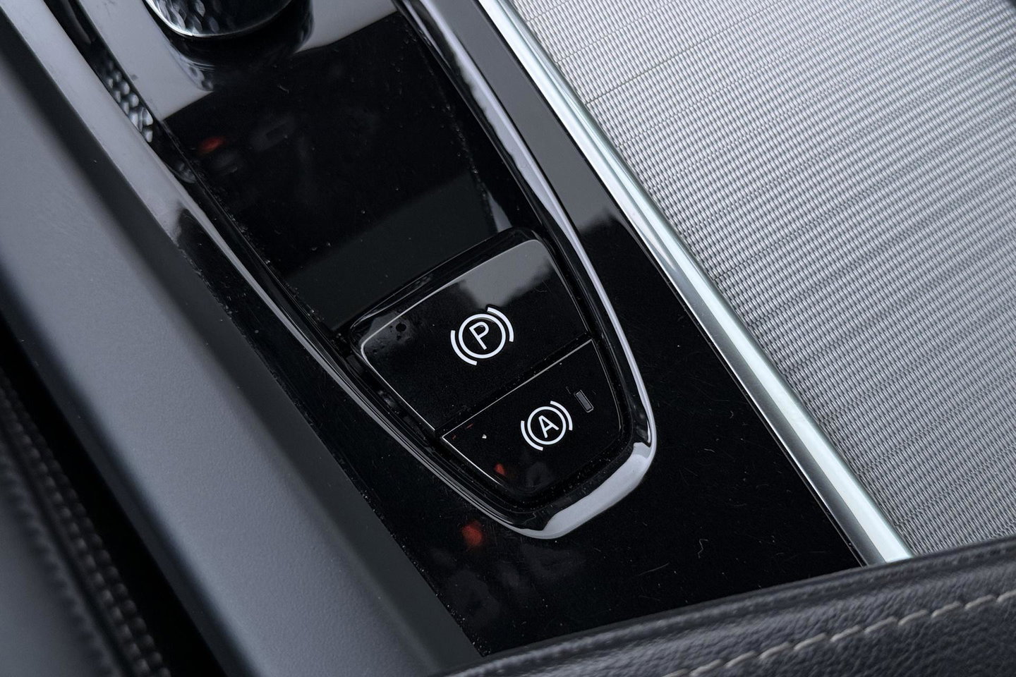 Volvo XC60 T6 Plug-in hybrid Ultra Black Edition | Luchtvering | Bowers&Wilkins | Massage | Head-Up | 360° Camera