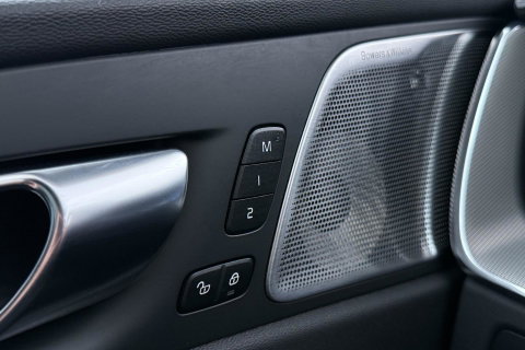 Volvo XC60 T6 Plug-in hybrid Ultra Black Edition | Luchtvering | Bowers&Wilkins | Massage | Head-Up | 360° Camera