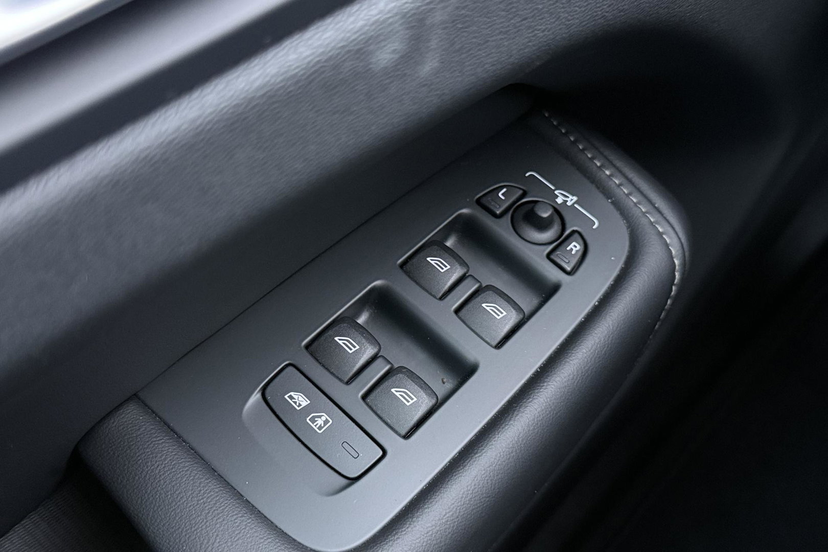 Volvo XC60 T6 Plug-in hybrid Ultra Black Edition | Luchtvering | Bowers&Wilkins | Massage | Head-Up | 360° Camera