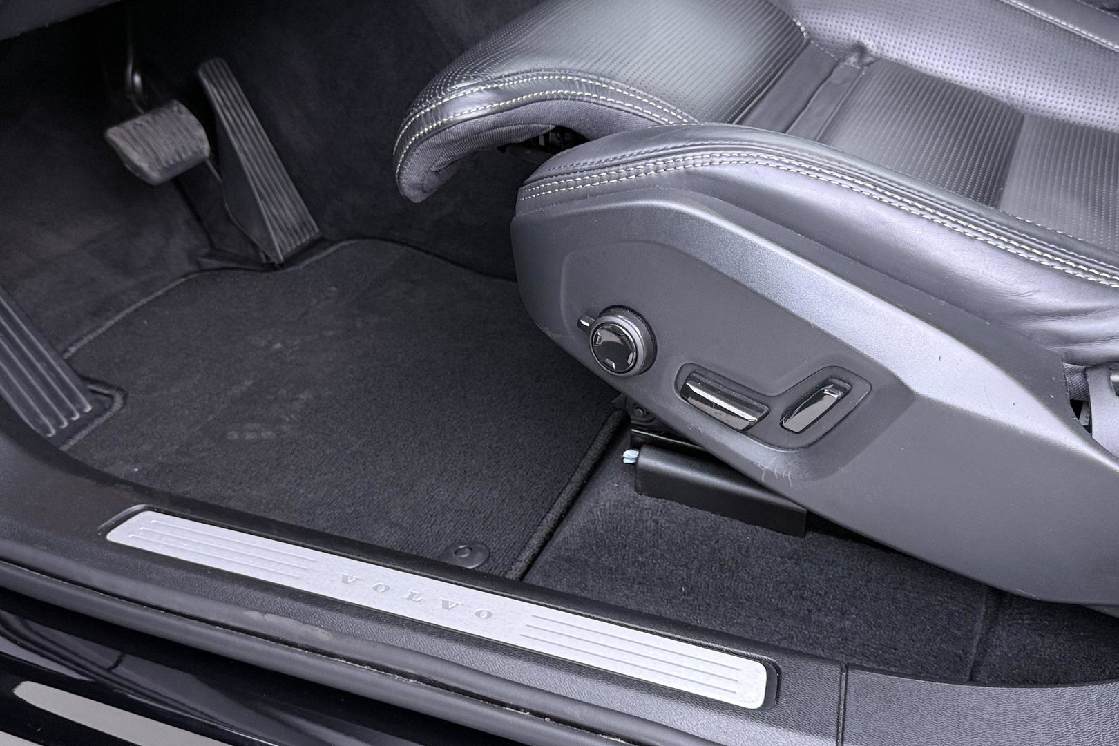Volvo XC60 T6 Plug-in hybrid Ultra Black Edition | Luchtvering | Bowers&Wilkins | Massage | Head-Up | 360° Camera