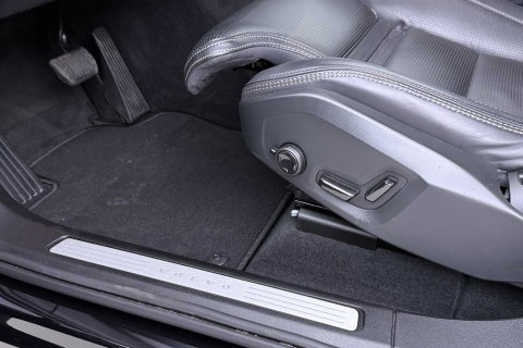 Volvo XC60 T6 Plug-in hybrid Ultra Black Edition | Luchtvering | Bowers&Wilkins | Massage | Head-Up | 360° Camera