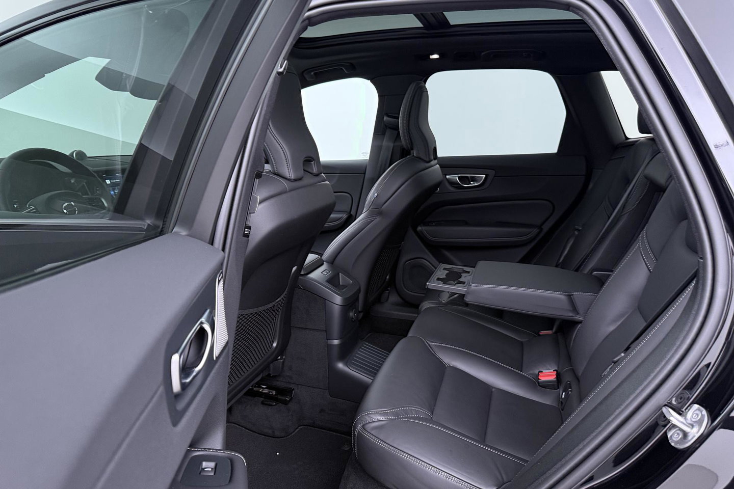 Volvo XC60 T6 Plug-in hybrid Ultra Black Edition | Luchtvering | Bowers&Wilkins | Massage | Head-Up | 360° Camera