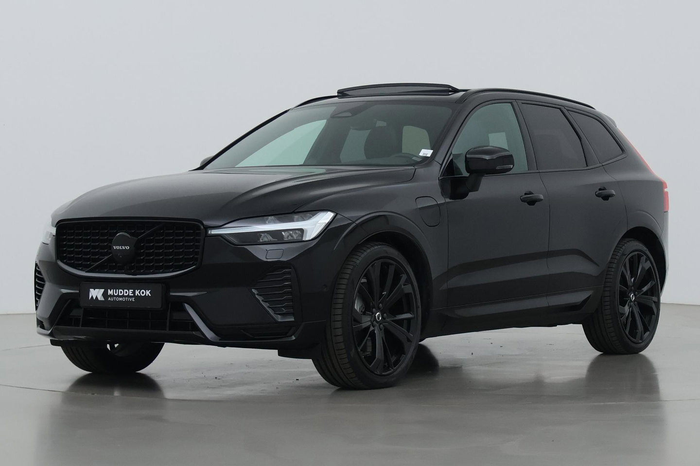 Volvo XC60 T6 Plug-in hybrid Ultra Black Edition | Luchtvering | Bowers&Wilkins | Massage | Head-Up | 360° Camera
