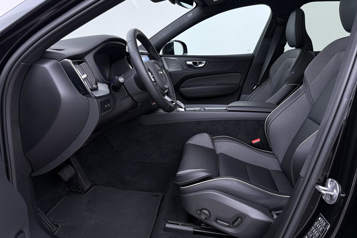 Volvo XC60 T6 Plug-in hybrid Plus Black Edition | ACC | Panoramadak | 360° Camera | Harman/Kardon | Memory | Stoel+Stuurverwarming | 21 inch