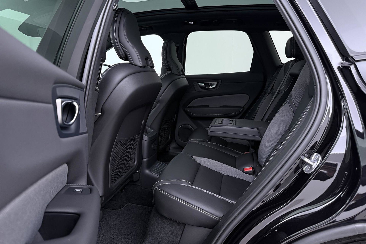 Volvo XC60 T6 Plug-in hybrid Plus Black Edition | ACC | Panoramadak | 360° Camera | Harman/Kardon | Memory | Stoel+Stuurverwarming | 21 inch