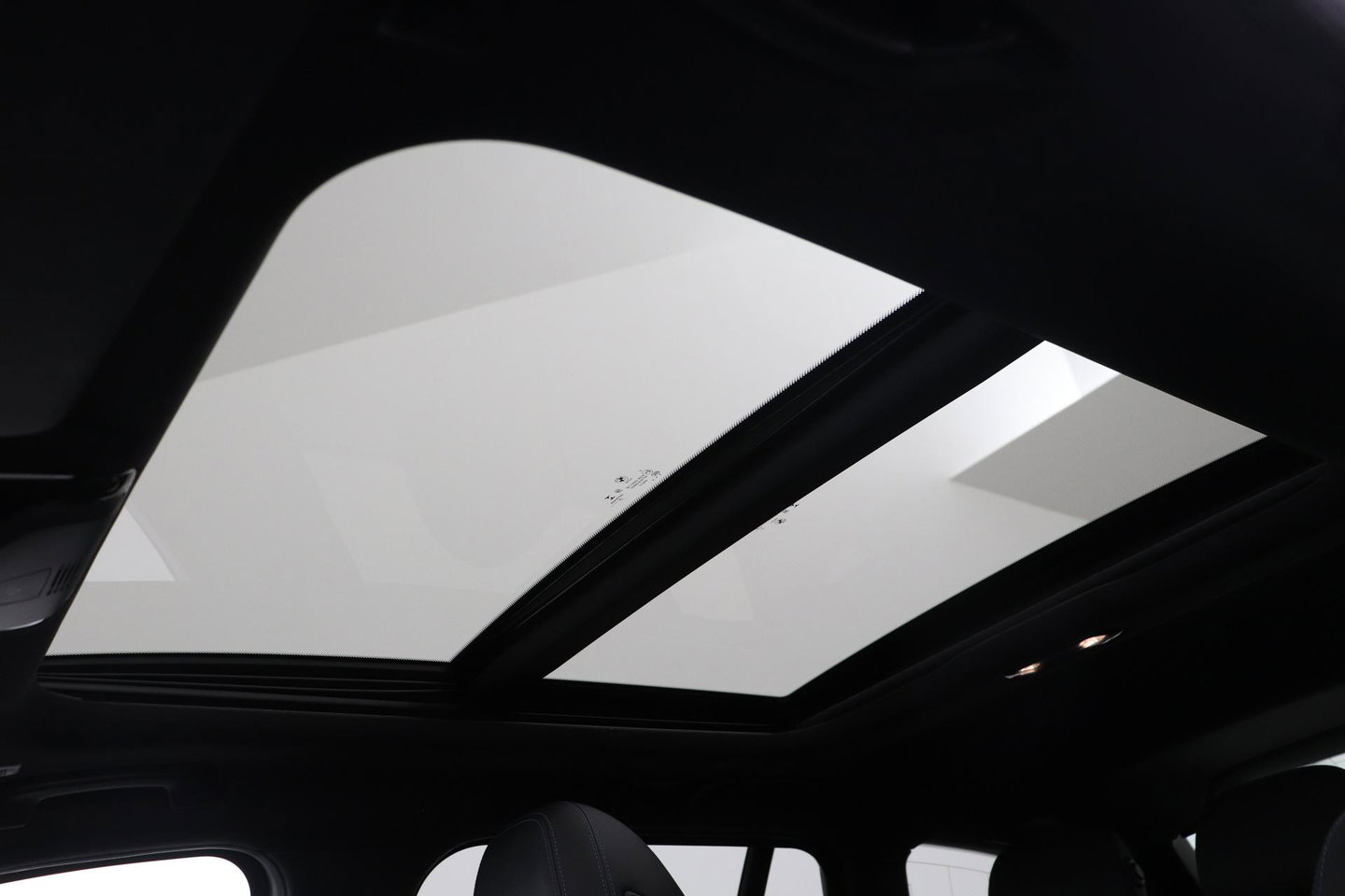 BMW 3 Serie Touring 330i High Executive | M-Sport | Panoramadak | Stoelverwarming | PDC V+A | 18 Inch