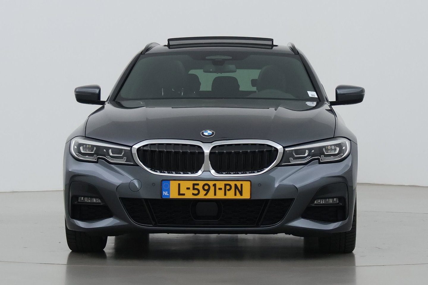 BMW 3 Serie Touring 330i High Executive | M-Sport | Panoramadak | Stoelverwarming | PDC V+A | 18 Inch