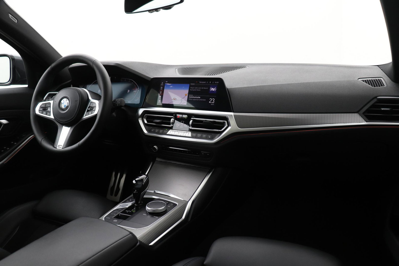 BMW 3 Serie Touring 330i High Executive | M-Sport | Panoramadak | Stoelverwarming | PDC V+A | 18 Inch