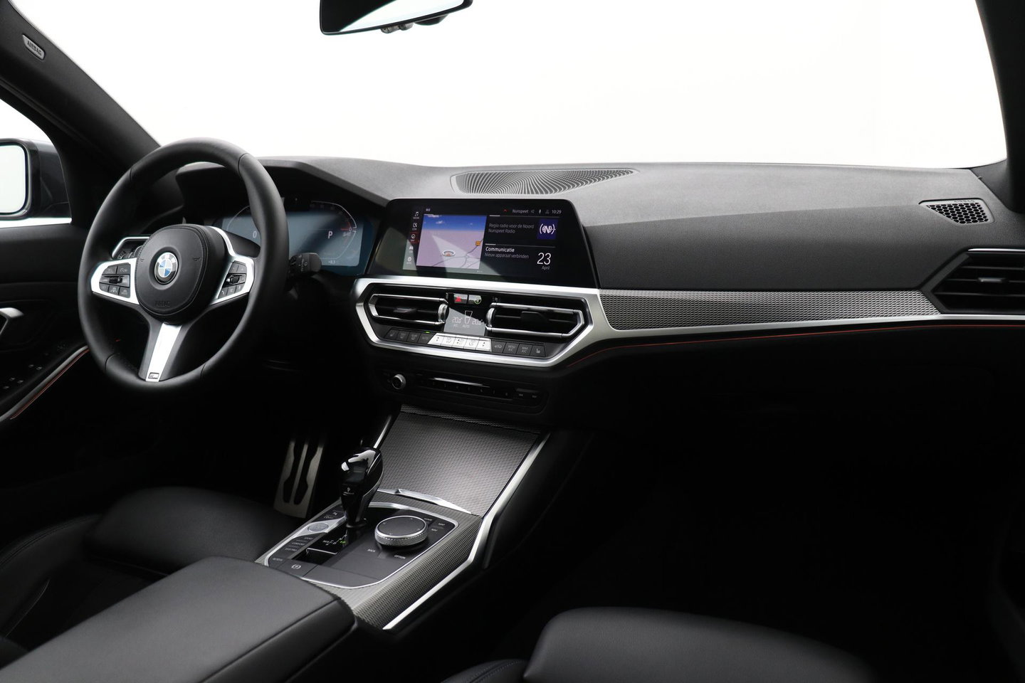 BMW 3 Serie Touring 330i High Executive | M-Sport | Panoramadak | Stoelverwarming | PDC V+A | 18 Inch