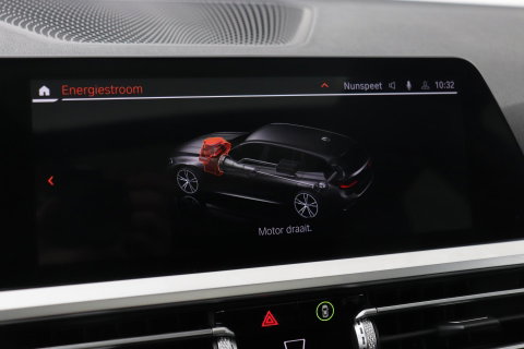 BMW 3 Serie Touring 330i High Executive | M-Sport | Panoramadak | Stoelverwarming | PDC V+A | 18 Inch