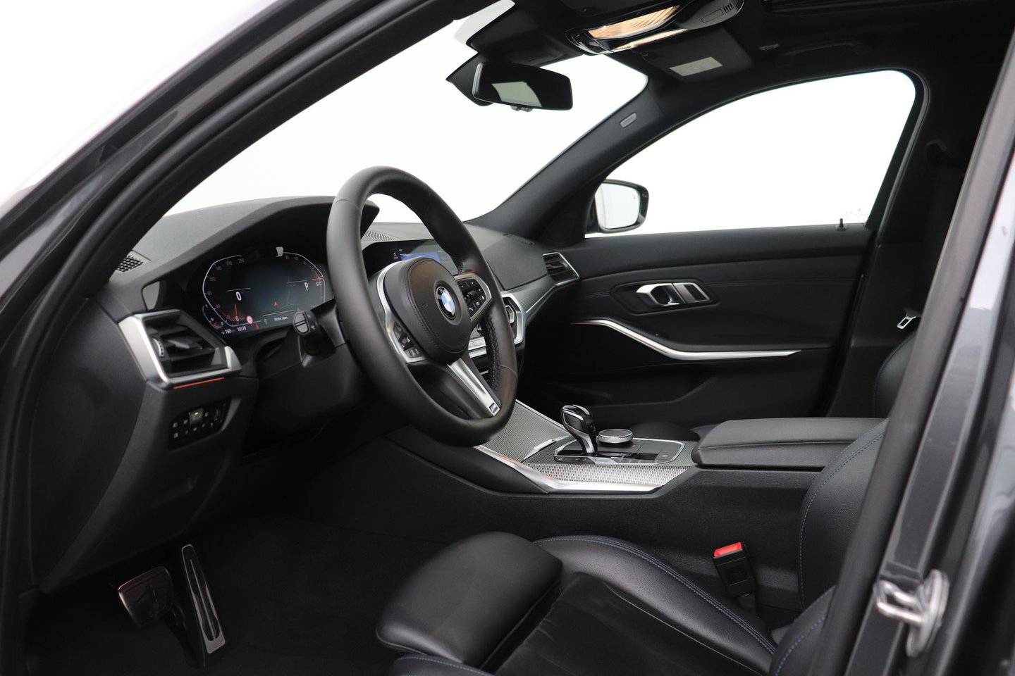 BMW 3 Serie Touring 330i High Executive | M-Sport | Panoramadak | Stoelverwarming | PDC V+A | 18 Inch
