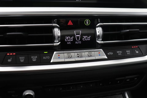 BMW 3 Serie Touring 330i High Executive | M-Sport | Panoramadak | Stoelverwarming | PDC V+A | 18 Inch
