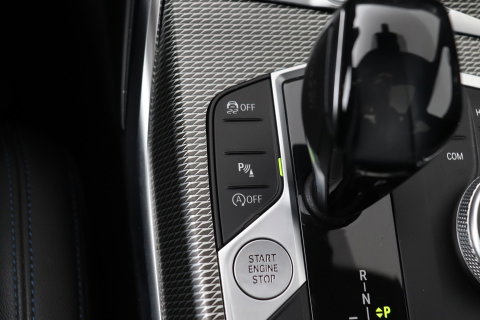 BMW 3 Serie Touring 330i High Executive | M-Sport | Panoramadak | Stoelverwarming | PDC V+A | 18 Inch