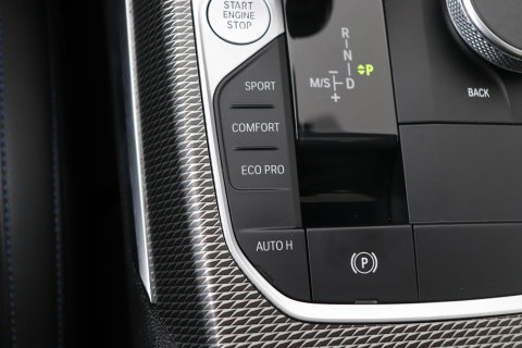 BMW 3 Serie Touring 330i High Executive | M-Sport | Panoramadak | Stoelverwarming | PDC V+A | 18 Inch