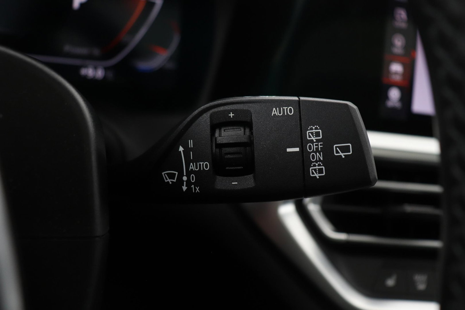 BMW 3 Serie Touring 330i High Executive | M-Sport | Panoramadak | Stoelverwarming | PDC V+A | 18 Inch