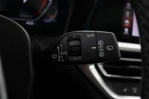 BMW 3 Serie Touring 330i High Executive | M-Sport | Panoramadak | Stoelverwarming | PDC V+A | 18 Inch