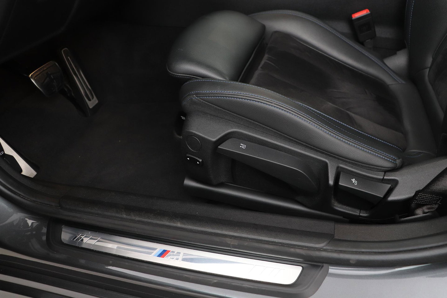 BMW 3 Serie Touring 330i High Executive | M-Sport | Panoramadak | Stoelverwarming | PDC V+A | 18 Inch
