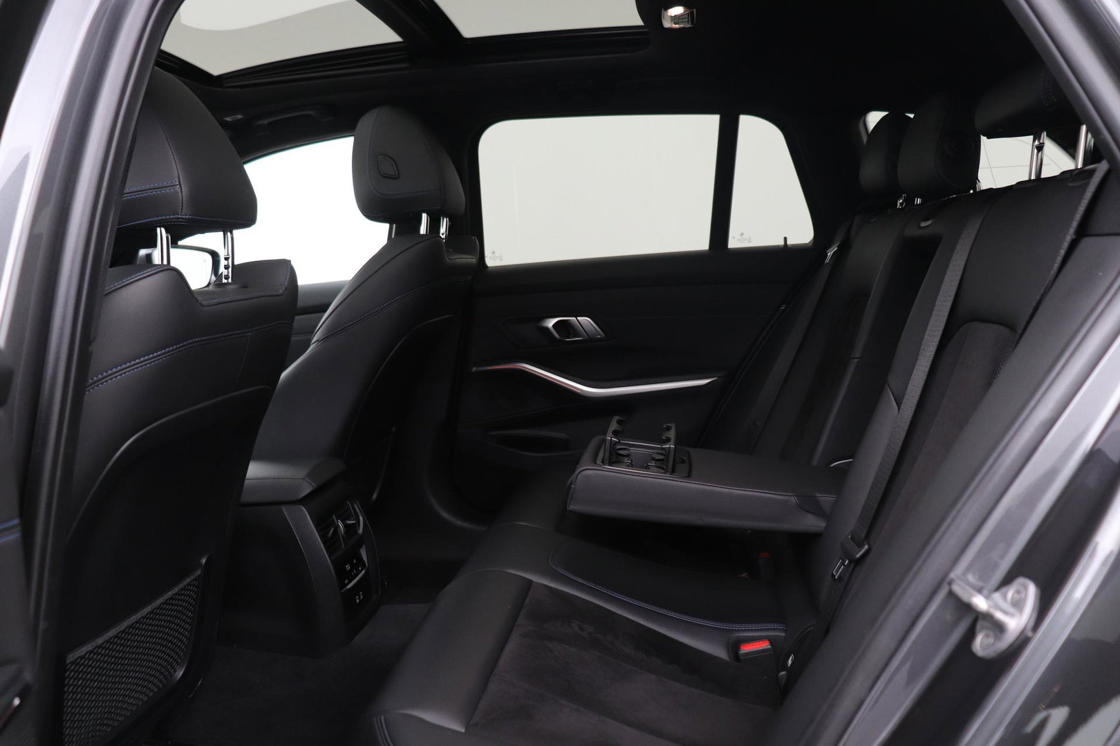 BMW 3 Serie Touring 330i High Executive | M-Sport | Panoramadak | Stoelverwarming | PDC V+A | 18 Inch