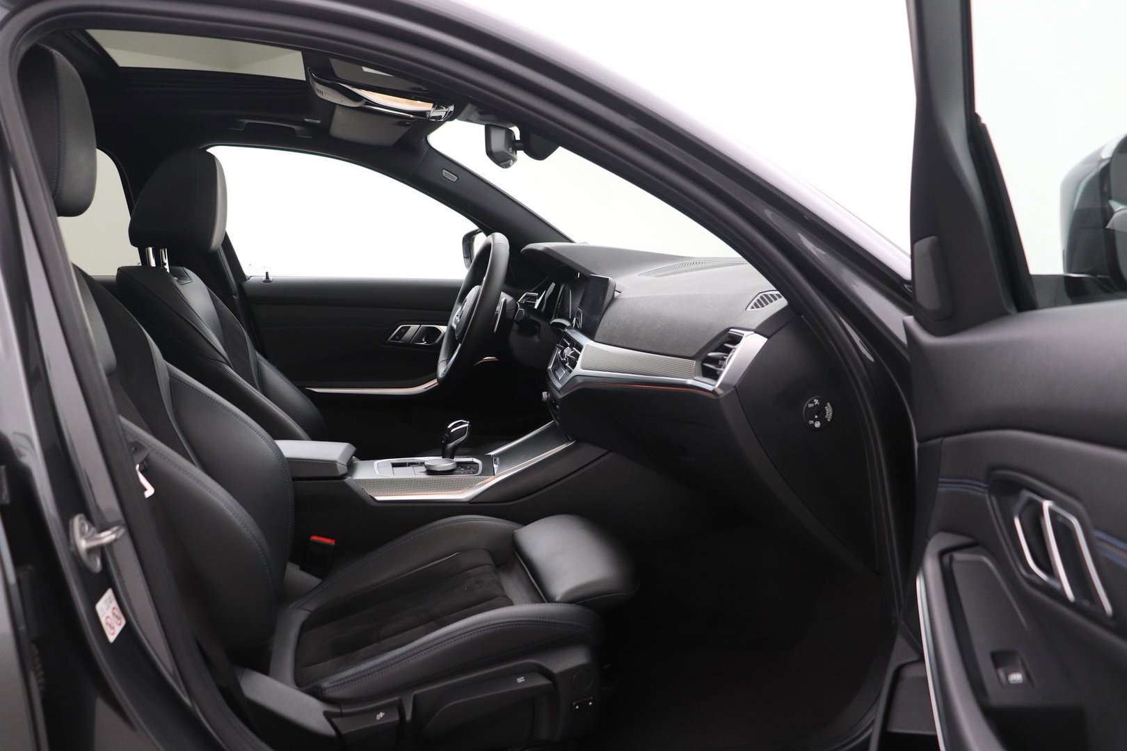 BMW 3 Serie Touring 330i High Executive | M-Sport | Panoramadak | Stoelverwarming | PDC V+A | 18 Inch