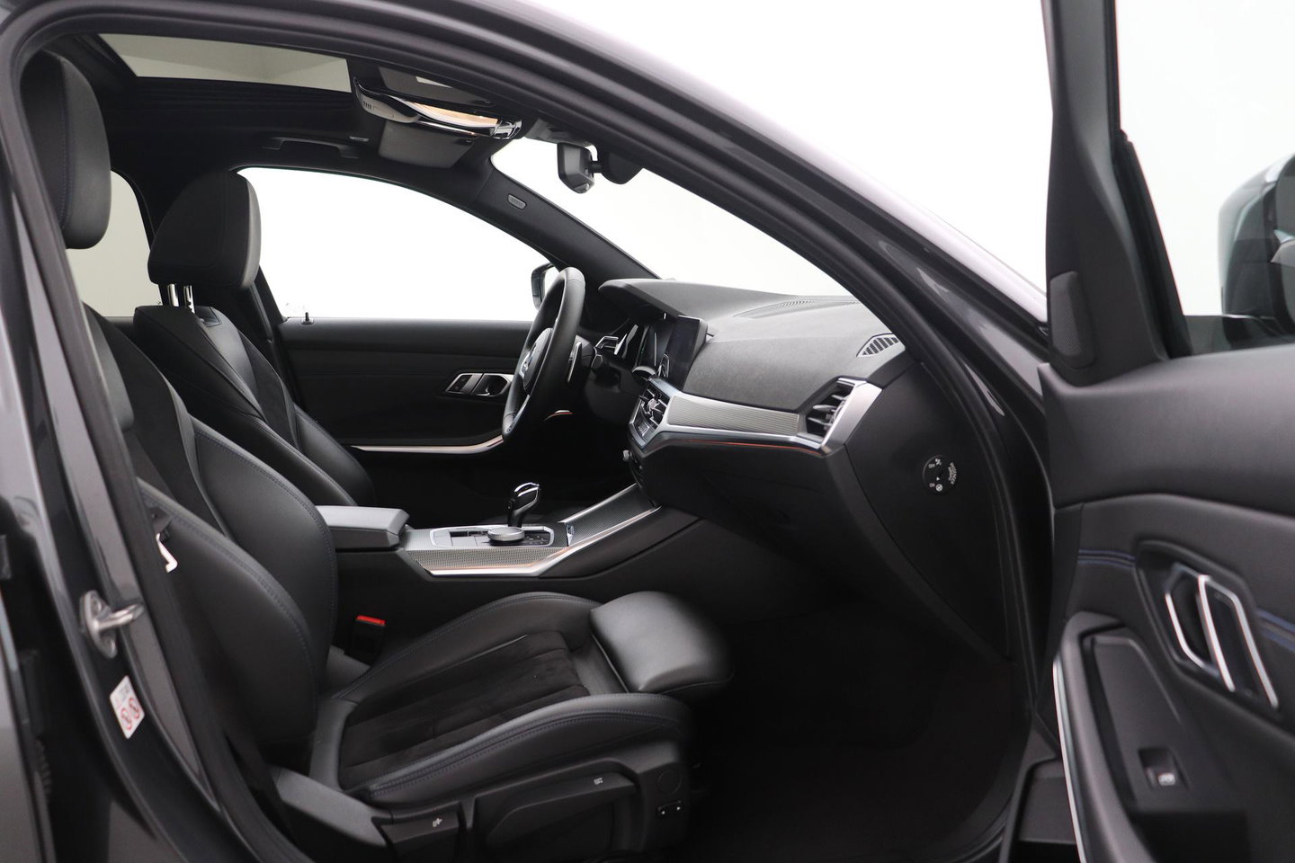 BMW 3 Serie Touring 330i High Executive | M-Sport | Panoramadak | Stoelverwarming | PDC V+A | 18 Inch