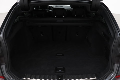 BMW 3 Serie Touring 330i High Executive | M-Sport | Panoramadak | Stoelverwarming | PDC V+A | 18 Inch